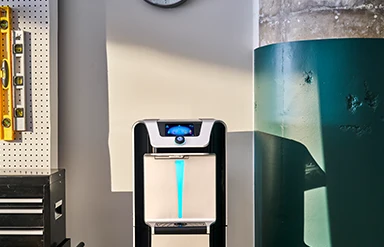 Moderne waterkoeler op de werkvloer