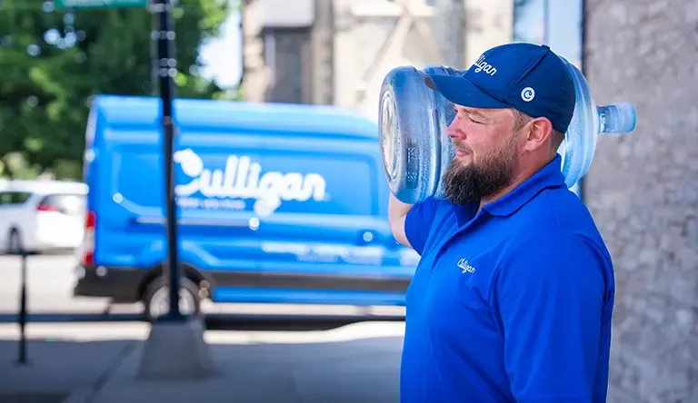 Waterbezorging of wegwerpflessen: wat is slimmer?