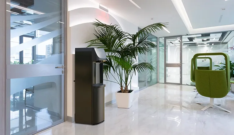 Contactloze waterdispenser: hygiënisch water tappen op de werkplek
